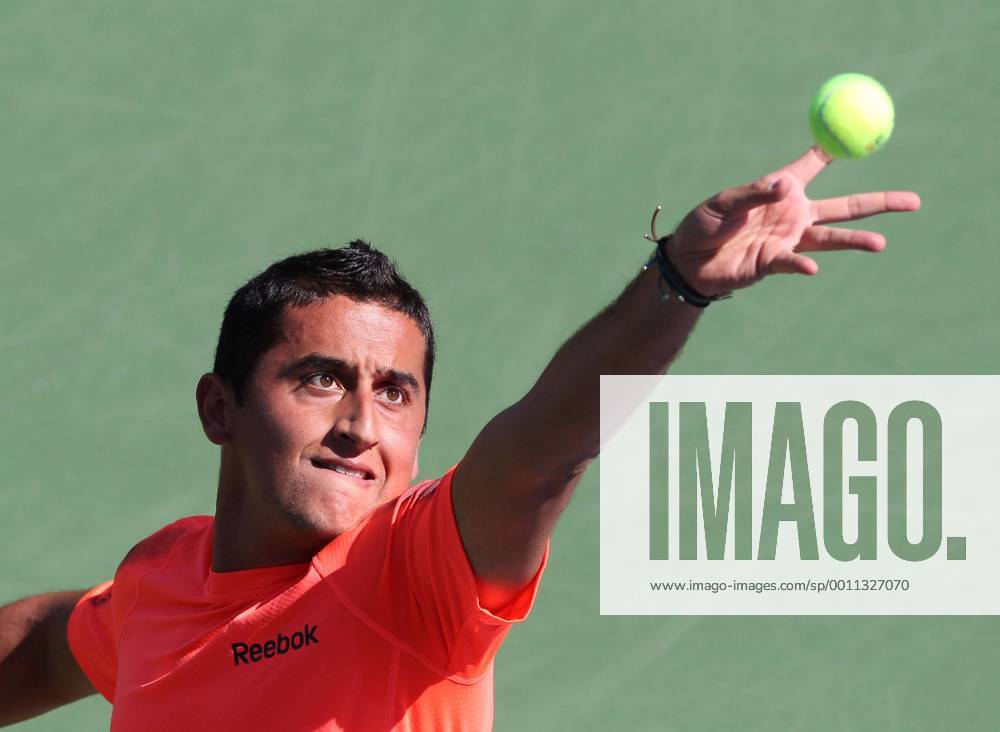 US Open 2012, USTA Billie Jean King National Tennis Center, Flushing Meadows, New York, ITF Grand Slam Tennis Tournament . Nicolas Almagro (ESP), Aufschlag, Ballwurf, Aktion, Einzelbild, Halbkörper, Querformat, von oben,