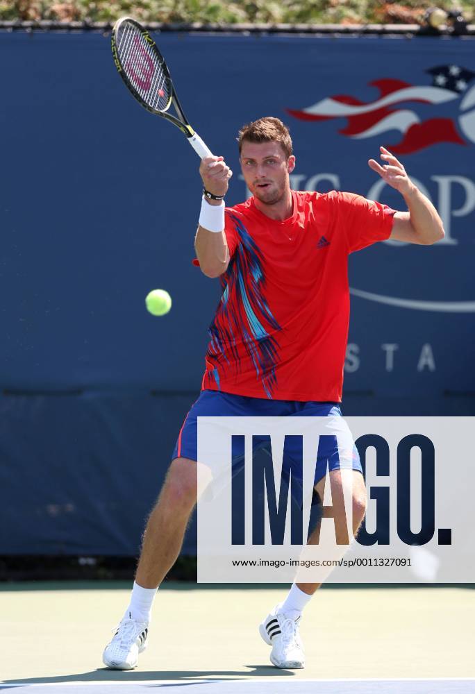 US Open 2012, USTA Billie Jean King National Tennis Center, Flushing Meadows, New York, ITF Grand Slam Tennis Tournament . Daniel Brands (GER) Aktion, Einzelbild, Hochformat,