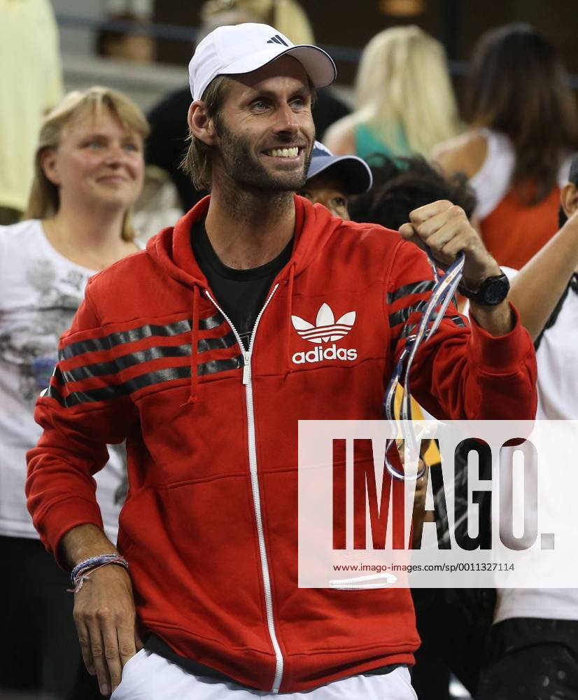 US Open 2012, USTA Billie Jean King National Tennis Center, Flushing Meadows, New York, ITF Grand Slam Tennis Tournament . Angelique Kerber (GER) Trainer Torben Beltz jubelt auf der Tribuene, Jubel, Emotion, Freude, , Hochformat,