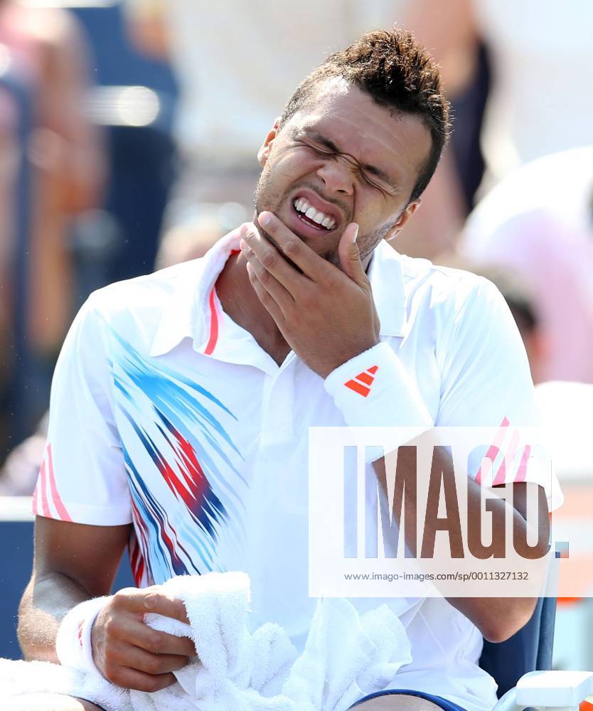 US Open 2012, USTA Billie Jean King National Tennis Center, Flushing Meadows, New York, ITF Grand Slam Tennis Tournament . Jo-Wilfried Tsonga (FRA) mit schmerzverzerrtem Gesicht waehrend der Spielpause, Schmerzen, Verletzung, Mimik, Einzelbild, , Hochformat,
