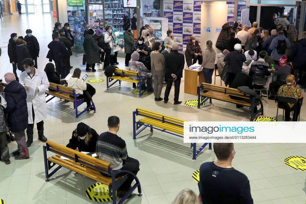 Citizens queue outside a mobile COVID-19 vaccination unit set up at the Dirizhabl Airship shopping centre, injections of the Gam-COVID-Vac (Sputnik-V) free of charge, no prior appointment required. Donat Sorokin TASS TS0F7014