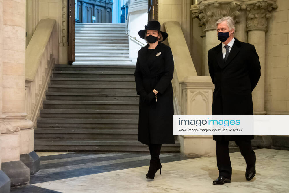 Belgisches Königspaar besucht die Königliche Krypta van Laeken in der Liebfrauenkirche in Brüssel Queen Mathilde of Belgium and King Philippe - Filip of Belgium pictured at a visit to the the Royal Crypt in the church Notre-Dame de Laeken Onze-Lieve-Vrouwkerk van Laken in Brussels, Wednesday 17 February 2021. POOLxDANNYxGYS 2646360