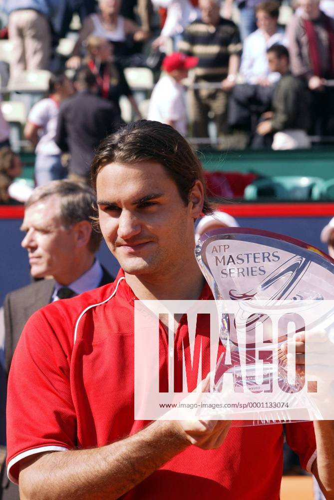 Sieger Roger Federer (Schweiz) zeigt stolz seinen Pokal der German Open Tennis Herren German Open 2004, ATP-Tour, Einzelbild Am Rothenbaum Hamburg