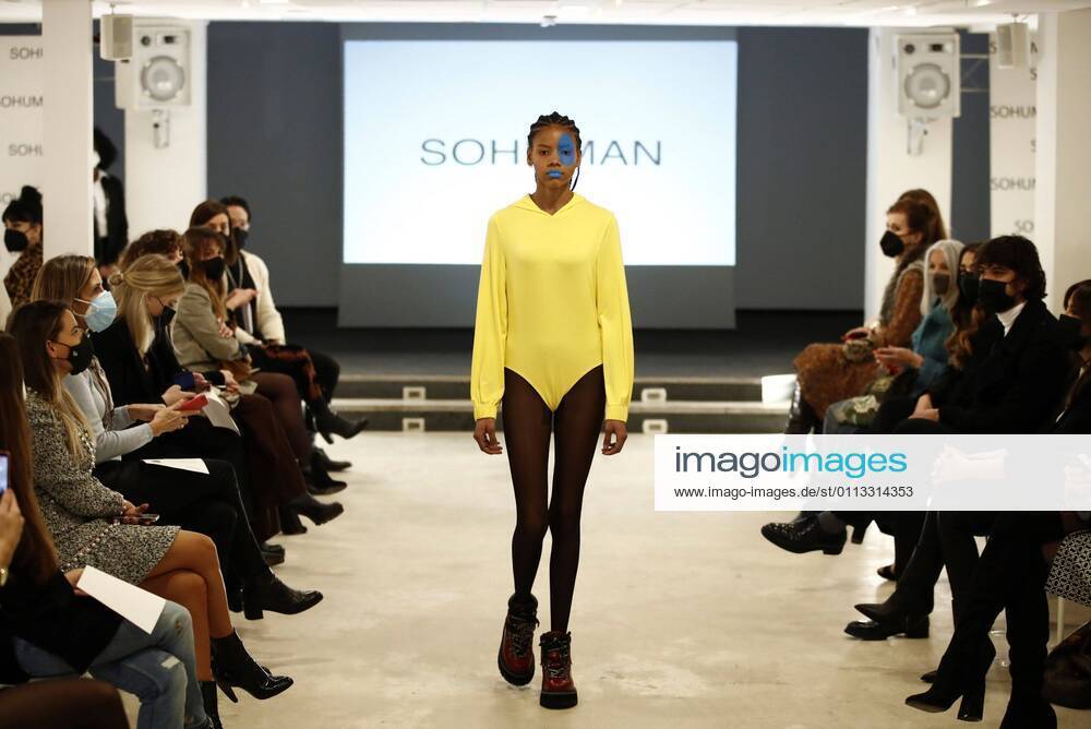 A model displays some of the creations by Spanish fashion brand SOHUMAN in the framework of the London Fashion Week during a runaway show held in Madrid, Spain, 17 February 2021. London Fashion Week - SOHUMAN !ACHTUNG: NUR REDAKTIONELLE NUTZUNG!