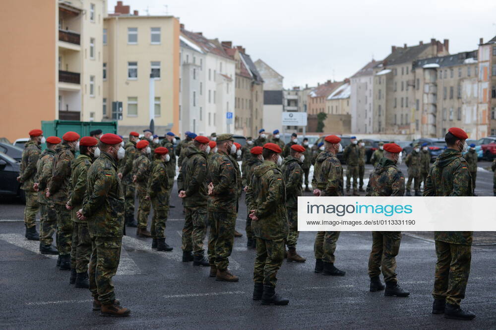 Am heutigen Nachmittag wurden die Soldatinnen und Soldaten der Bundeswehr, die seit November den Landkreis Görlitz bei der Aufgabenerfüllung im Rahmen der Bewältigung der Corona-Pandemie unterstützen, offiziell verabschiedet. Die 2. Beigeordnete und Sozialdezernentin, Martina Weber dankten gemeinsam mit Vertretern der Geschäftsleitungen der Klinken des Landkreises, Generalarzt Dr. Bruno Most sowie dem Görlitzer Oberbürger Octavian Ursu im Innenhof des Landratsamtes Görlitz für ihren Einsatz zur Aufrechterhaltung der medizinischen Infrastruktur. Der Hilfeleistungsantrag läuft noch bis zum 19. Februar 2021. Im Anschluss wird nur noch nicht-medizinisches Personal (helfende Hände) in den Krankenhäusern in Weißwasser, Zittau und E