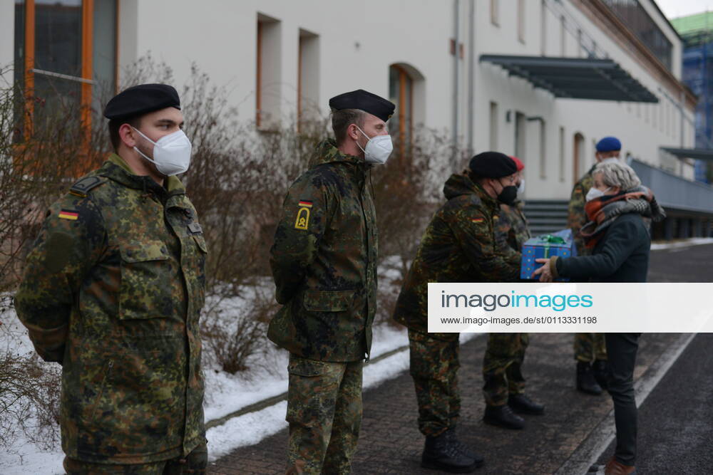 Am heutigen Nachmittag wurden die Soldatinnen und Soldaten der Bundeswehr, die seit November den Landkreis Görlitz bei der Aufgabenerfüllung im Rahmen der Bewältigung der Corona-Pandemie unterstützen, offiziell verabschiedet. Die 2. Beigeordnete und Sozialdezernentin, Martina Weber dankten gemeinsam mit Vertretern der Geschäftsleitungen der Klinken des Landkreises, Generalarzt Dr. Bruno Most sowie dem Görlitzer Oberbürger Octavian Ursu im Innenhof des Landratsamtes Görlitz für ihren Einsatz zur Aufrechterhaltung der medizinischen Infrastruktur. Der Hilfeleistungsantrag läuft noch bis zum 19. Februar 2021. Im Anschluss wird nur noch nicht-medizinisches Personal (helfende Hände) in den Krankenhäusern in Weißwasser, Zittau und E