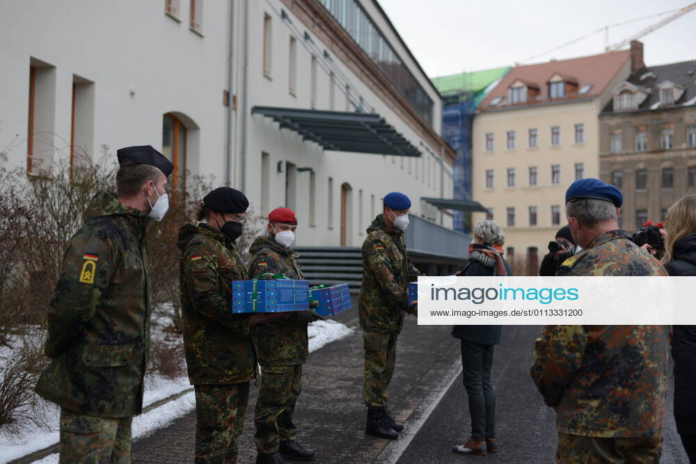 Am heutigen Nachmittag wurden die Soldatinnen und Soldaten der Bundeswehr, die seit November den Landkreis Görlitz bei der Aufgabenerfüllung im Rahmen der Bewältigung der Corona-Pandemie unterstützen, offiziell verabschiedet. Die 2. Beigeordnete und Sozialdezernentin, Martina Weber dankten gemeinsam mit Vertretern der Geschäftsleitungen der Klinken des Landkreises, Generalarzt Dr. Bruno Most sowie dem Görlitzer Oberbürger Octavian Ursu im Innenhof des Landratsamtes Görlitz für ihren Einsatz zur Aufrechterhaltung der medizinischen Infrastruktur. Der Hilfeleistungsantrag läuft noch bis zum 19. Februar 2021. Im Anschluss wird nur noch nicht-medizinisches Personal (helfende Hände) in den Krankenhäusern in Weißwasser, Zittau und E