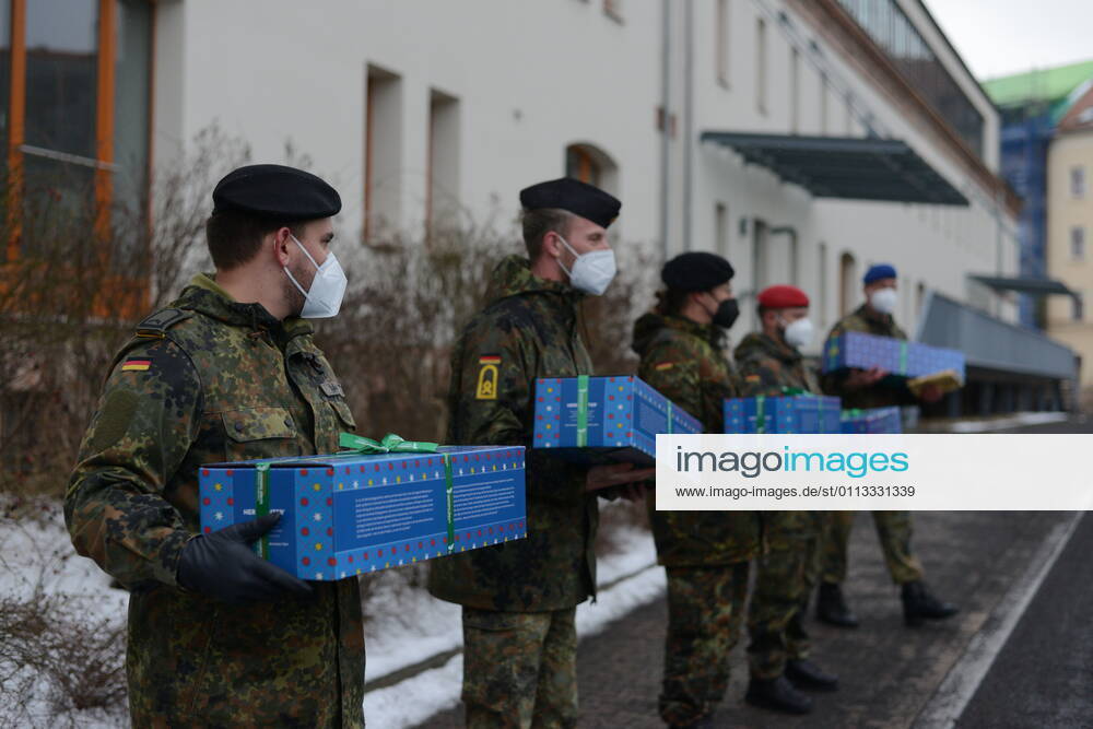 Am heutigen Nachmittag wurden die Soldatinnen und Soldaten der Bundeswehr, die seit November den Landkreis Görlitz bei der Aufgabenerfüllung im Rahmen der Bewältigung der Corona-Pandemie unterstützen, offiziell verabschiedet. Die 2. Beigeordnete und Sozialdezernentin, Martina Weber dankten gemeinsam mit Vertretern der Geschäftsleitungen der Klinken des Landkreises, Generalarzt Dr. Bruno Most sowie dem Görlitzer Oberbürger Octavian Ursu im Innenhof des Landratsamtes Görlitz für ihren Einsatz zur Aufrechterhaltung der medizinischen Infrastruktur. Der Hilfeleistungsantrag läuft noch bis zum 19. Februar 2021. Im Anschluss wird nur noch nicht-medizinisches Personal (helfende Hände) in den Krankenhäusern in Weißwasser, Zittau und E