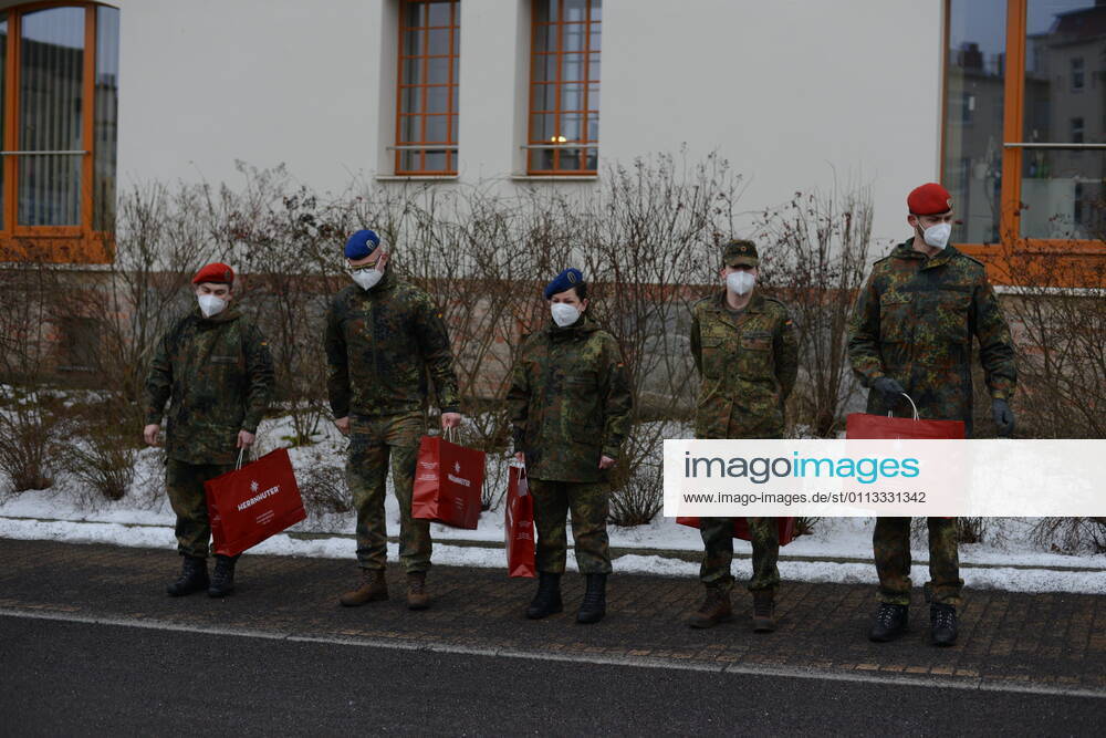 Am heutigen Nachmittag wurden die Soldatinnen und Soldaten der Bundeswehr, die seit November den Landkreis Görlitz bei der Aufgabenerfüllung im Rahmen der Bewältigung der Corona-Pandemie unterstützen, offiziell verabschiedet. Die 2. Beigeordnete und Sozialdezernentin, Martina Weber dankten gemeinsam mit Vertretern der Geschäftsleitungen der Klinken des Landkreises, Generalarzt Dr. Bruno Most sowie dem Görlitzer Oberbürger Octavian Ursu im Innenhof des Landratsamtes Görlitz für ihren Einsatz zur Aufrechterhaltung der medizinischen Infrastruktur. Der Hilfeleistungsantrag läuft noch bis zum 19. Februar 2021. Im Anschluss wird nur noch nicht-medizinisches Personal (helfende Hände) in den Krankenhäusern in Weißwasser, Zittau und E