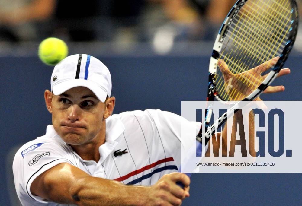 Andy Roddick of the United States returns the ball during the men s singles third round match at the U.S. Open tennis tournament in New York, the United States, Aug. 31, 2012. (Xinhua Wang Lei) US-NEW YORK-TENNIS-US OPEN-MEN S SINGLES-RODDICK