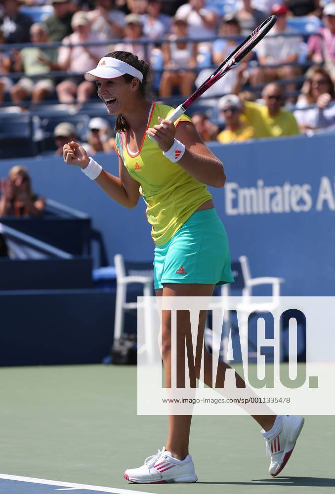US Open 2012, USTA Billie Jean King National Tennis Center, Flushing Meadows, New York, ITF Grand Slam Tennis Tournament . Laura Robson (GBR) jubelt nach ihrem Sieg,Jubel,Freude,Emotion,Einzelbild, Ganzkörper,Hochformat,