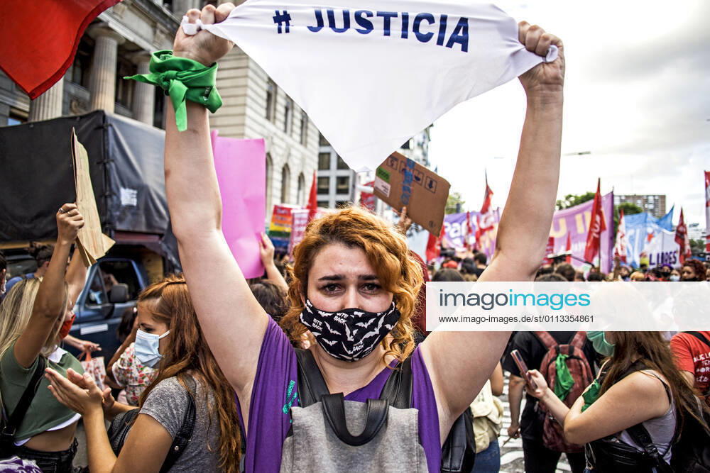 After the Femicide of the young ošrsula Bahillo, The Ni Una Menos Collective leads a march to repudiate the reaction of Justice in front of the Judicial Palace of the Argentine Nation. President Alberto Ferno¡ndez received, at Casa Rosada, Patricia Nasutti, the mother of the young woman who was stabbed to death by her ex-boyfriend, despite having repeatedly filed formal complaints..Upon leaving Government House, Nasutti addressed the demonstration called by the feminist collective. The women s group points out that there are almost 50 femicides in less than two months of 2021 ; One out of every five femicides in our country are committed by members of the security forces. - ZUMAa179 20210217_zap_a179_001