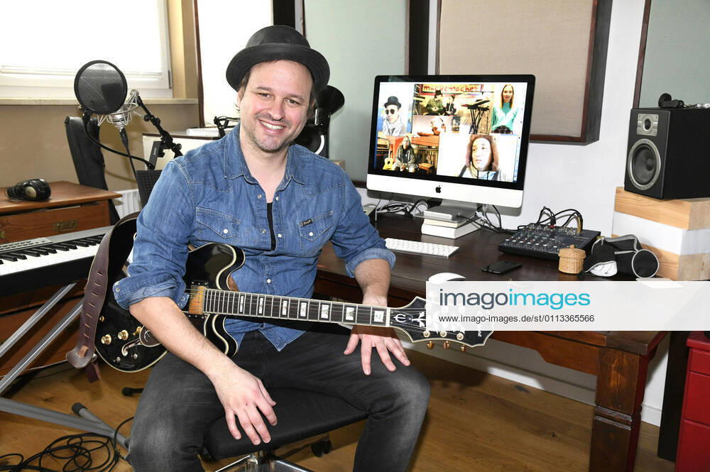 Phil Höcketstaller from Hundling at the current recording studio station mission special with the current video Wofür in the lockdown version in his recording studio near Munich 17 02 2021 Foto:xS.xFuturexImage