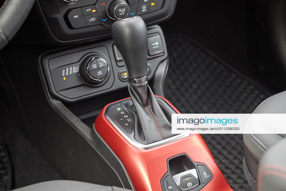 Wählhebel Schaltung vom Jeep® Renegade PHEV 4Xe Trailhawk Plug-In-Hybrid - Farbe aussen: Matt Green - Farbe innen: Leder schwarz - Erstzulassung: 09 2020 - Verbrauchsangaben laut Hersteller: CO2-Emissionen kombiniert (g km): 45,8-43,1; Kraftstoffverbrauch kombiniert (l 100km) 2,0-1,9; Stromverbrauch (kWh 100km): 23,9-21,9.Spezifikation (B) gibt den CO2- und Kraftstoffverbrauchswert auf Basis der Messung Korrelationsmethode unter Bezugnahme auf den NEFZ-Zyklus gemäß Verordnung (EU) 2017 1152-1153 an. Der angegebene CO2- und Kraftstoffverbrauchswert bezieht sich auf die Versionen des Fahrzeugs mit den höchsten Werten. Diese Werte können sich je nach gewählter Ausstattung und oder Reifengröße ändern. Die CO2-Emissions- und Kraftstoffverbr