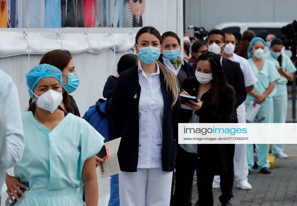 Medical personnel queue to receive the Covid-19 vaccine today, at the Clinica Colombia, in Bogota, Colombia, on 18 February 2021. Health workers receive covid-19 vaccines in Bogota !ACHTUNG: NUR REDAKTIONELLE NUTZUNG!