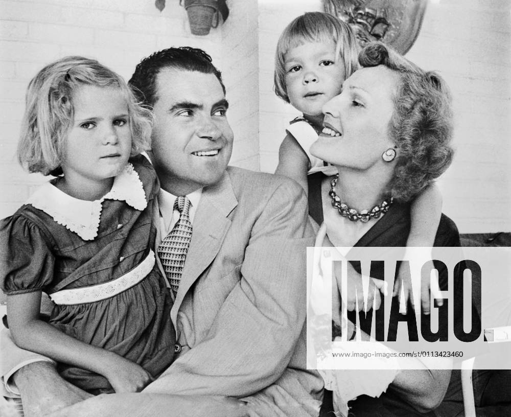 Archivbilder der Woche KW07 U.S. Senator and Mrs. Richard M. Nixon with daughters Tricia and Julie, Charlotte Brooks, LOOK Magazine Photograph Collection, July 1952