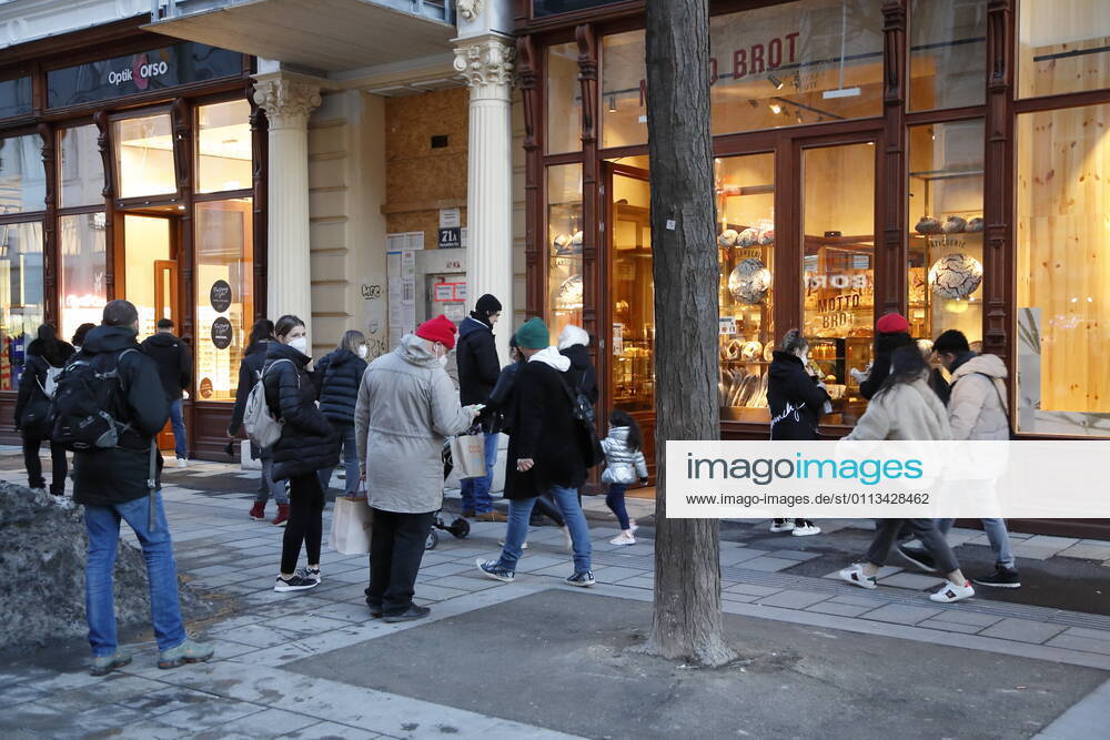 Covid 19 Corona Situation in Vienna Vienna, New Building, Mariahilf, 18 02 2021 Impressions Corona Pandemic, Corona, Corona Virus, CoV 2, Covid 19, Sars, virus, virus infection, pandemic, corona crisis, viral disease, coronavirus, SARS CoV 2 trade, human queues, Mariahilferstrasse Vienna Austria AVN101002444068