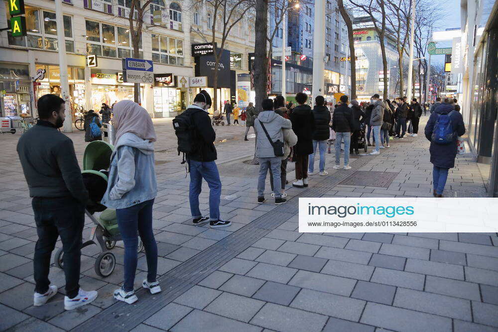 Covid 19 Corona Situation in Vienna Vienna, New Building, Mariahilf, 18 02 2021 Impressions Corona Pandemic, Corona, Corona Virus, CoV 2, Covid 19, Sars, virus, virus infection, pandemic, corona crisis, viral disease, coronavirus, SARS CoV 2 trade, human queues, Mariahilferstraße Vienna Austria AVN101002444085