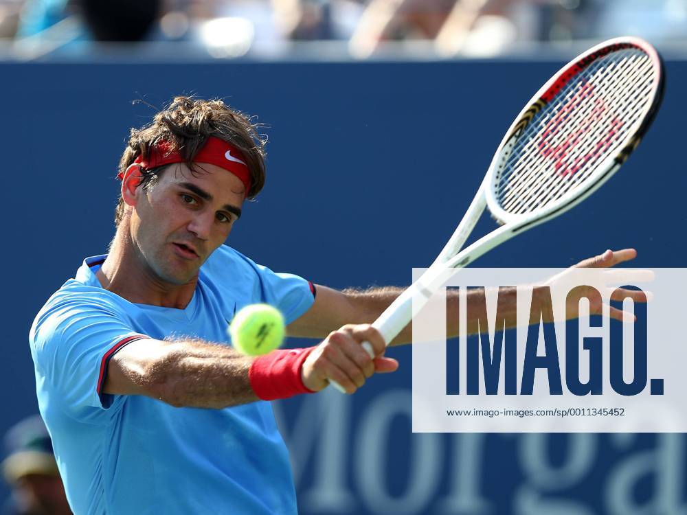 US Open 2012, USTA Billie Jean King National Tennis Center, Flushing Meadows, New York, ITF Grand Slam Tennis Tournament, Roger Federer (SUI),Aktion,Einzelbild, Halbkörper,Querformat,