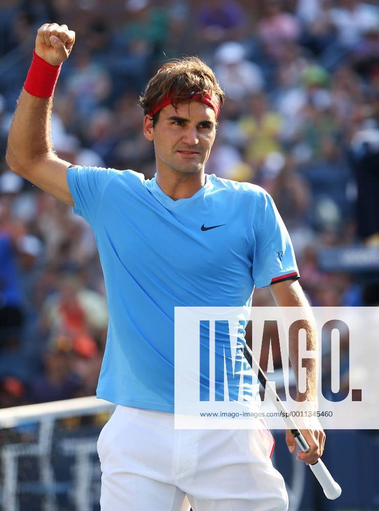 US Open 2012, USTA Billie Jean King National Tennis Center, Flushing Meadows, New York, ITF Grand Slam Tennis Tournament, Roger Federer (SUI) macht die Faust und jubelt nach seinem Sieg,Jubel, Emotion,Einzelbild, Ganzkörper,Hochformat,