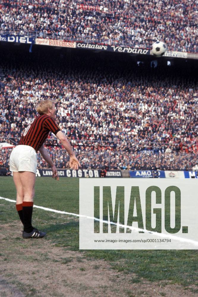 Karl-Heinz Schnellinger (Milan) - Einwurf vor beeindruckender Kulisse im San Siro Stadion Fußball Herren DEUTSCHSPRACHIGE SPORTZEITSCHRIFTEN UND -ZEITUNGEN NUR NACH RÜCKSPRACHE, Serie A 1967 1968 Einzelbild Aufnahmedatum geschätzt Mailand Dynamik,