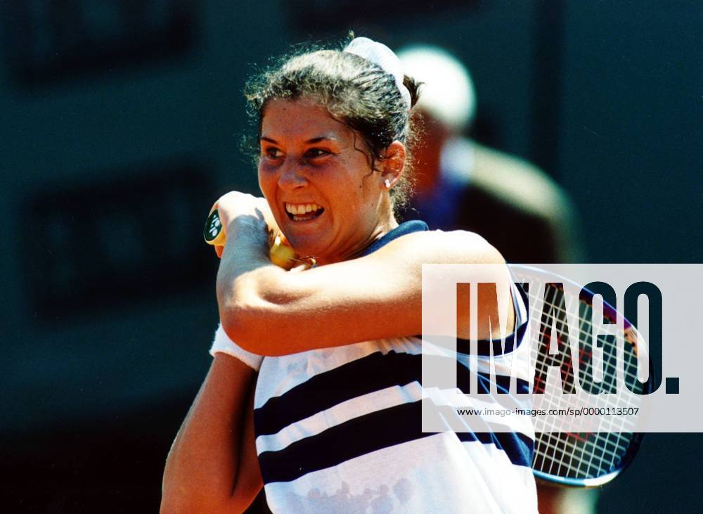 Monica Seles (USA) bei der beidhändig geschlagenen Vorhand Tennis Damen French Open 1997, Grand Slam, WTA-Tour, Sand, Sandplatz, Sandplatzturnier Einzelbild Roland Garros Paris Dynamik, Anstrengung