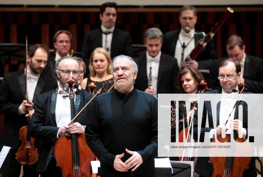 Mariinski-Theaterorchester in Moskau MOSCOW, RUSSIA - FEBRUARY 19, 2021: Russian conductor Valery Gergiev (front), artistic director of the Mariinsky Theatre, performs during a concert given by the Mariinsky Theatre Orchestra at Zaryadye Concert Hall. Sergei Bobylev TASS TS0F744E