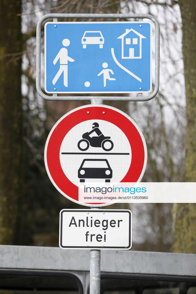 Sign Spielstrasse Begin of a traffic-calmed down area, passage forbidden for passenger car and motorcycle vehicles, residents free,