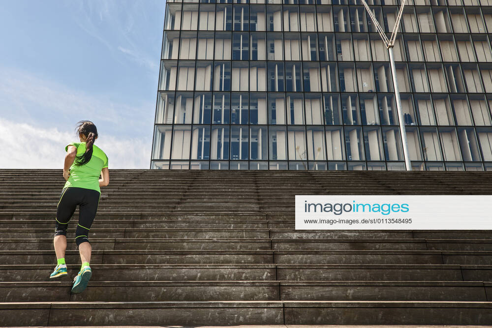 Woman running up wooden stairs in Paris France, Île-de-France, Paris CR_THHE210219-656443-01 ,model released, Symbolfoto
