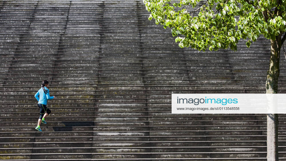 Woman running up wooden stairs in Paris France, Île-de-France, Paris CR_THHE210219-656448-01 ,model released, Symbolfoto