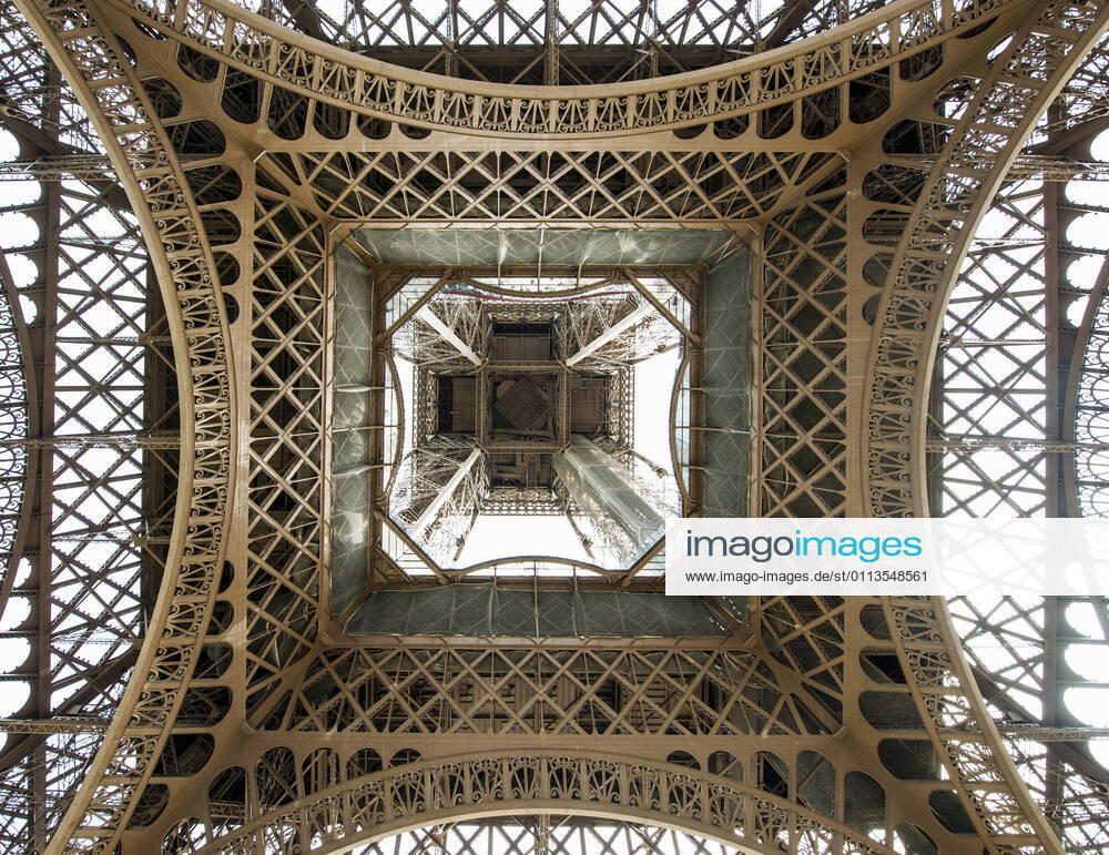 The Eiffel Tower in Paris from below France, Île-de-France, Paris CR_THHE210219-657278-01