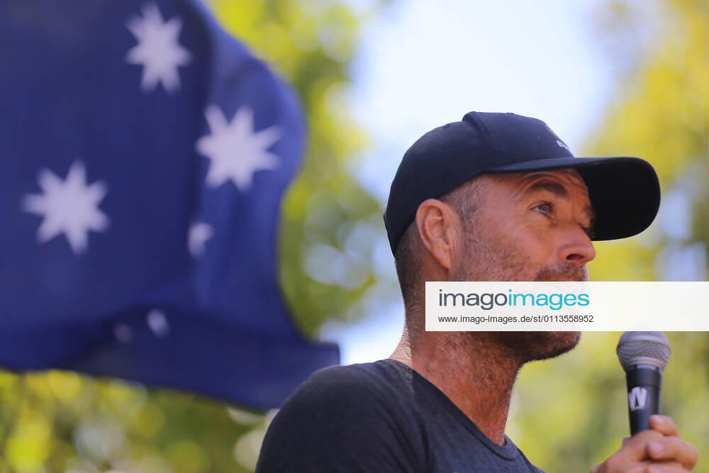 ANTI VACCINATION RALLY SYDNEY, Celebrity Chef Pete Evans speaks during an anti-vaccination rally in Sydney, Saturday, February 20, 2021. The national rollout of the Pfizer vaccine will begin on Monday in what will be the largest exercise of its kind in Australia s history. ( NO ARCHIVING, , NO USE IN BOOKS WITHOUT CONSENT SYDNEY NSW AUSTRALIA