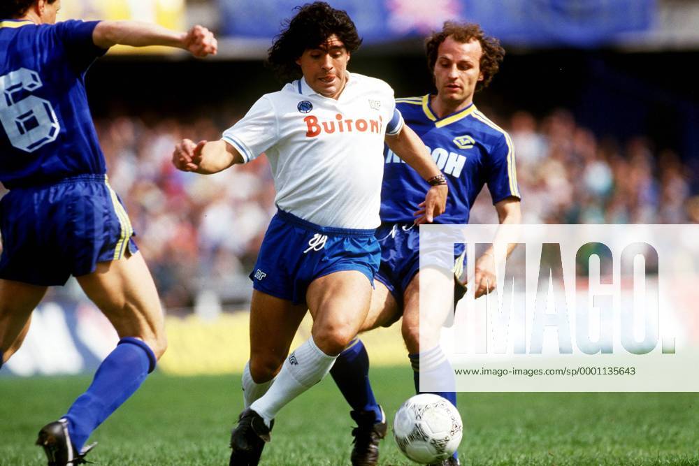 Diego Armando Maradona (Mitte, Napoli) setzt sich durch Fußball Herren Serie A 1986 1987, 1. Italienische Liga, Hellas Verona - SSC Neapel 3:0, Vdia Gruppe Verona Dynamik,