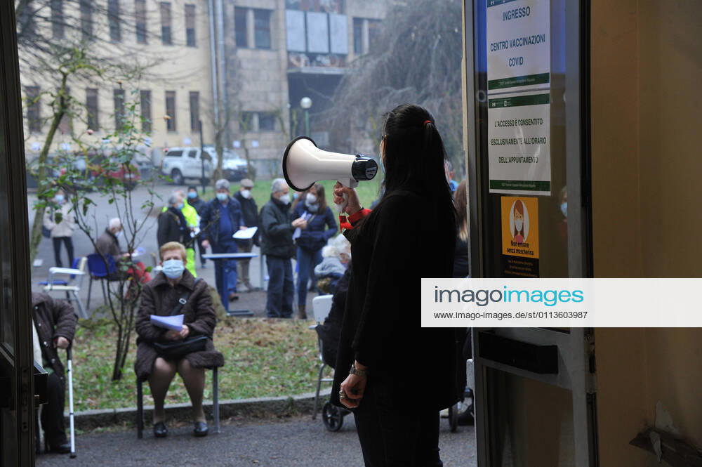 Photo ipp clemente marmorino milan 20 02 2021 coronavirus covid 19 via ippoctate sede distaccata ospedale niguarda over 80 vaccination campaign elderly vaccines pfizer health workers nurses vaccination campaign over 8 0