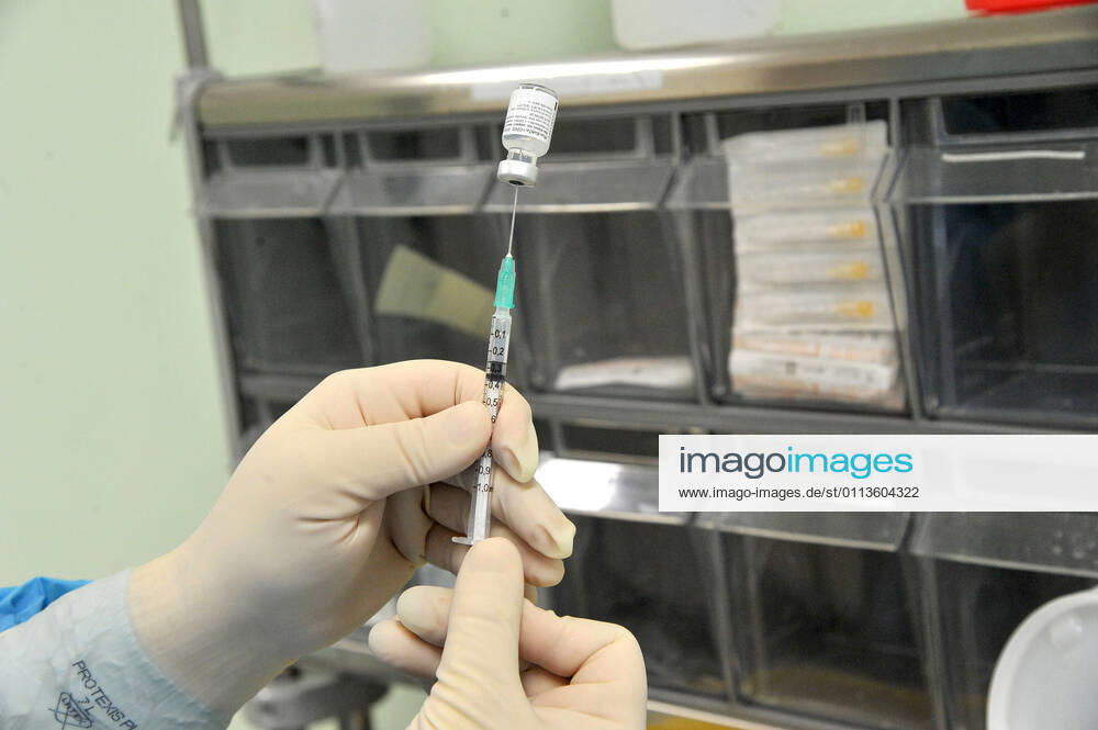 Foto ipp clemente marmorino milano 20 02 2021 coronavirus covid 19 via ippoctate sede distaccata ospedale niguarda vaccination campaign over 80 elderly vaccine pfizer health workers nurses vaccination campaign over 8 0