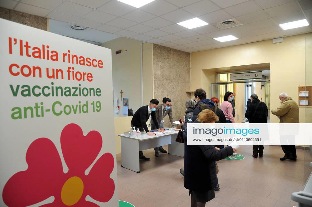 Photo ipp clemente marmorino milan 20 02 2021 coronavirus covid 19 via ippoctate sede distaccata ospedale niguarda over 80 vaccination campaign elderly vaccines pfizer health workers nurses vaccination campaign over 8 0