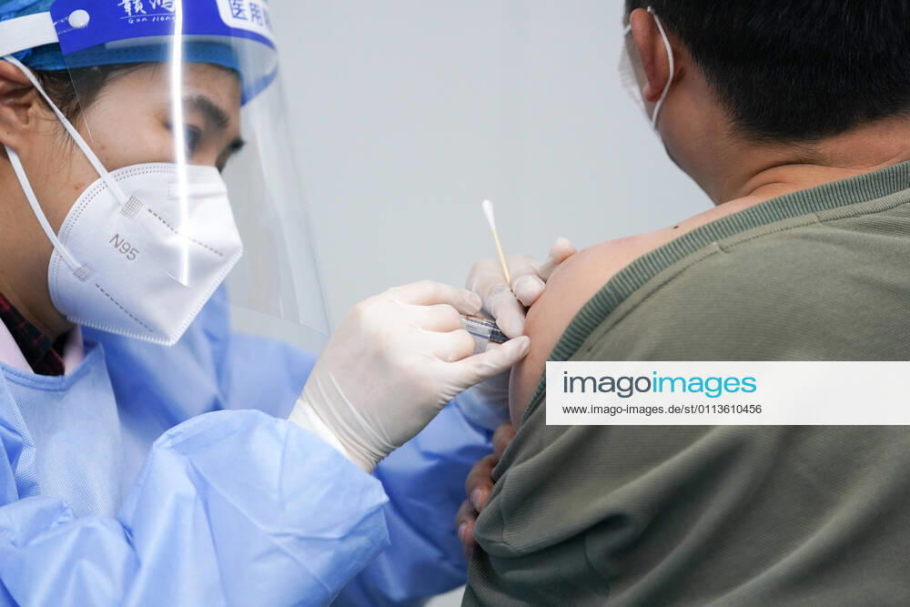 (210220) -- BEIJING, Feb. 20, 2021 -- A man receives a dose of the COVID-19 vaccine at a vaccination site in Daxing District of Beijing, capital of China, Feb. 20, 2021. More than 310,000 residents in Daxing District have received the COVID-19 vaccine by Saturday. ) CHINA-BEIJING-DAXING-COVID-19 VACCINE (CN) JuxHuanzong