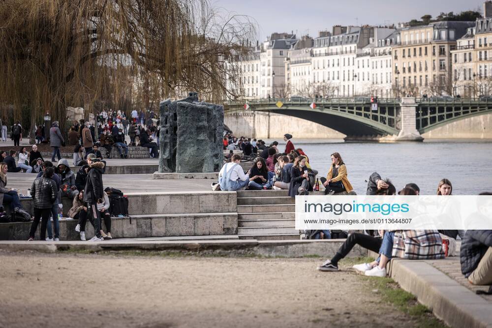 Paris, France le 20 fevrier 2021 - Ambiances festives sur les quais de seine lors d une premiere journee estivale dans la capitale - Festive atmospheres on the quays of the Seine during a first summer day in the capital