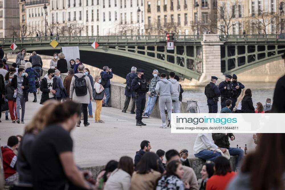 Paris, France le 20 fevrier 2021 - Ambiances festives sur les quais de seine lors d une premiere journee estivale dans la capitale - Festive atmospheres on the quays of the Seine during a first summer day in the capital