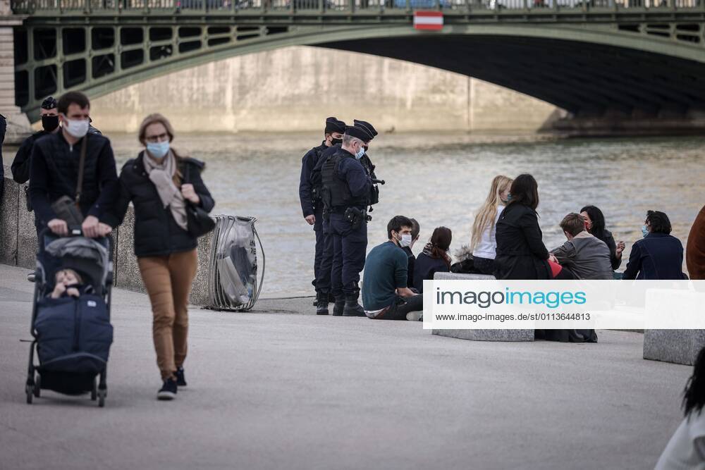 Paris, France le 20 fevrier 2021 - Ambiances festives sur les quais de seine lors d une premiere journee estivale dans la capitale - Festive atmospheres on the quays of the Seine during a first summer day in the capital