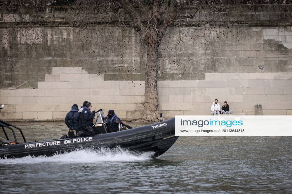 Paris, France le 20 fevrier 2021 - Ambiances festives sur les quais de seine lors d une premiere journee estivale dans la capitale - Festive atmospheres on the quays of the Seine during a first summer day in the capital Ici les quais lors de la crue de la seine avec un bateau de la brigade fluviale