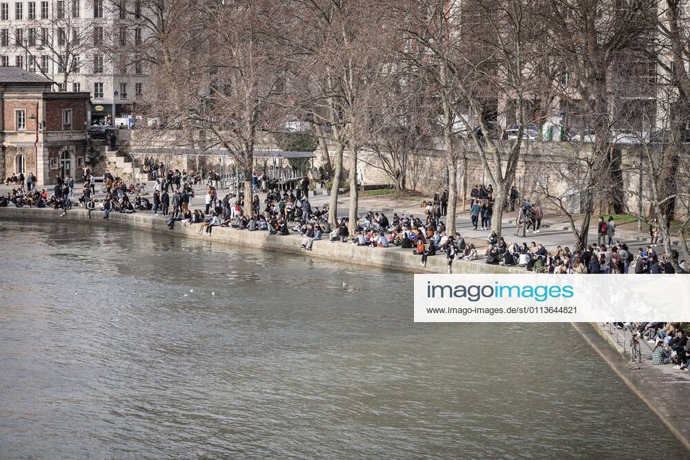 Paris, France le 20 fevrier 2021 - Ambiances festives sur les quais de seine lors d une premiere journee estivale dans la capitale - Festive atmospheres on the quays of the Seine during a first summer day in the capital