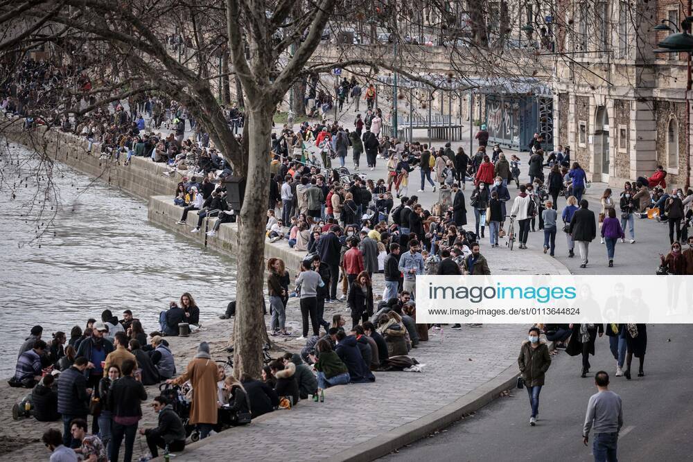 Paris, France le 20 fevrier 2021 - Ambiances festives sur les quais de seine lors d une premiere journee estivale dans la capitale - Festive atmospheres on the quays of the Seine during a first summer day in the capital