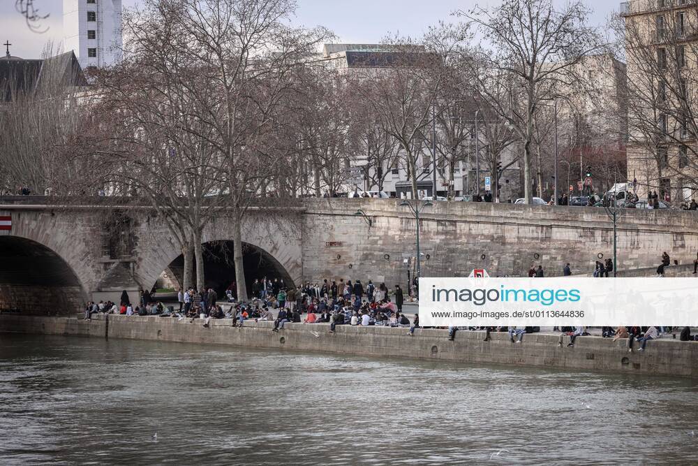 Paris, France le 20 fevrier 2021 - Ambiances festives sur les quais de seine lors d une premiere journee estivale dans la capitale - Festive atmospheres on the quays of the Seine during a first summer day in the capital