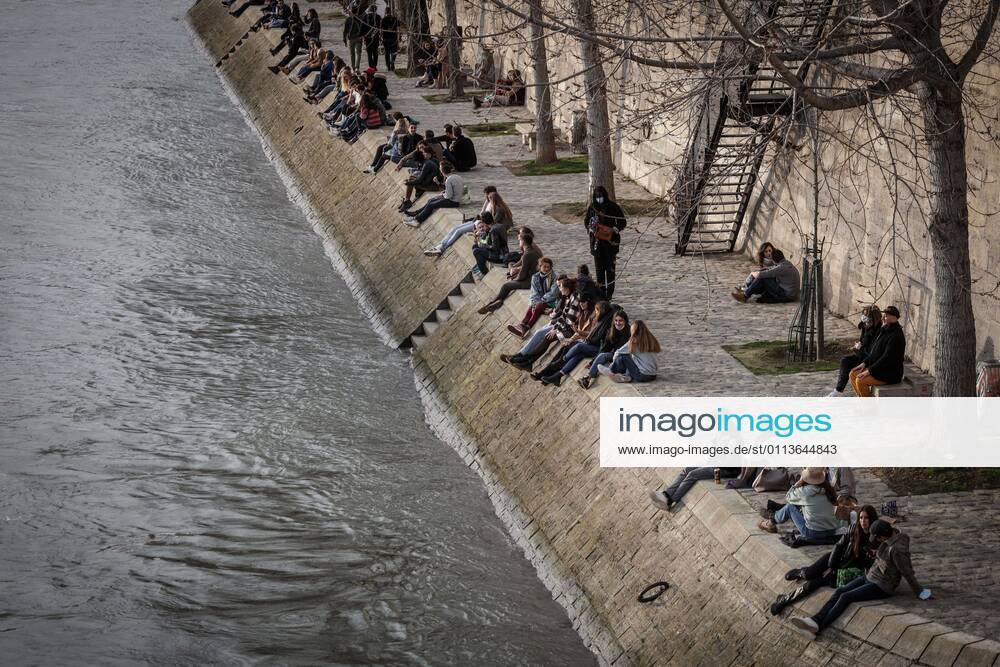 Paris, France le 20 fevrier 2021 - Ambiances festives sur les quais de seine lors d une premiere journee estivale dans la capitale - Festive atmospheres on the quays of the Seine during a first summer day in the capital