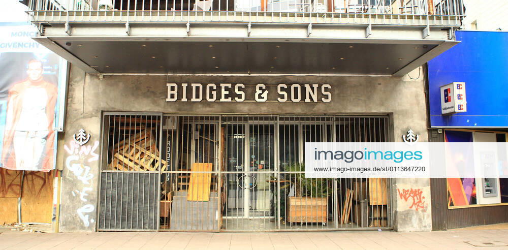 Closed shop Bidges Sons Burger on the almost deserted Reeperbahn in Hamburg St Pauli during the lockdown St Pauli Hamburg