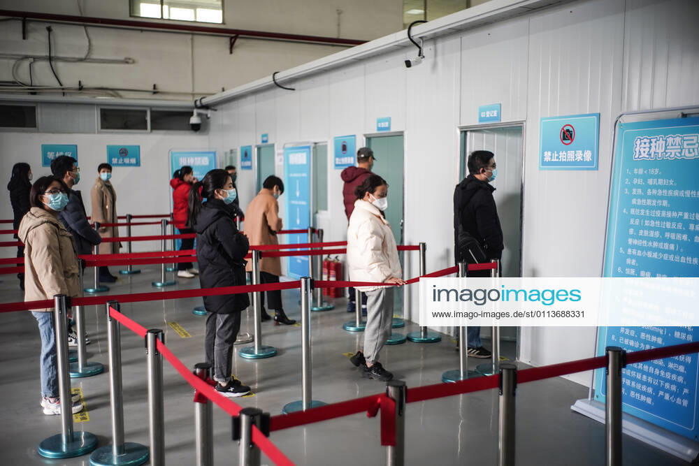 (210221) -- BEIJING, Feb. 21, 2021 -- Local residents wait at a COVID-19 vaccination site in Daxing District of Beijing, capital of China, Feb. 21, 2021. Daxing District of Beijing has launched a local mass vaccination drive on Feb. 17, setting up 26 sites in the region for the mass vaccination. ) CHINA-BEIJING-DAXING-COVID-19-VACCINATION (CN) PengxZiyang