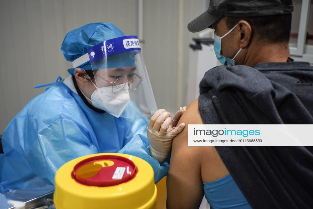 (210221) -- BEIJING, Feb. 21, 2021 -- A man receives a dose of the COVID-19 vaccine at a vaccination site in Daxing District of Beijing, capital of China, Feb. 21, 2021. Daxing District of Beijing has launched a local mass vaccination drive on Feb. 17, setting up 26 sites in the region for the mass vaccination. ) CHINA-BEIJING-DAXING-COVID-19-VACCINATION (CN) PengxZiyang