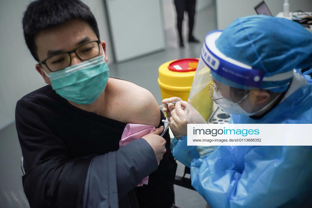 (210221) -- BEIJING, Feb. 21, 2021 -- A man receives a dose of the COVID-19 vaccine at a vaccination site in Daxing District of Beijing, capital of China, Feb. 21, 2021. Daxing District of Beijing has launched a local mass vaccination drive on Feb. 17, setting up 26 sites in the region for the mass vaccination. ) CHINA-BEIJING-DAXING-COVID-19-VACCINATION (CN) PengxZiyang