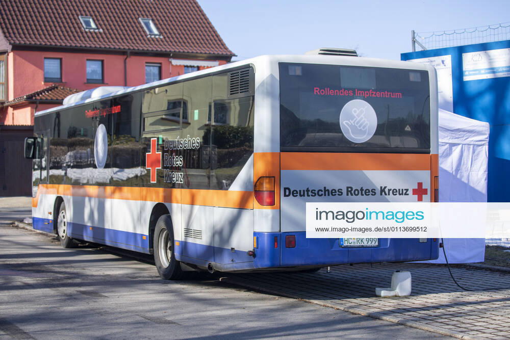 Impfbus. Sachsen hatte vor Weihnachten die höchste Inzidenz in Deutschland. Viele Menschen hoffen auf einen Impfstoff. Dieser ist nun da und es wird geimpft. In Sachsen ist dafür das DRK zuständig. In Eigeninitiative hat das DRK Mittelsachsen nun einen Impfbus zur Verfügung gestellt. Dabei kaufte das DRK einen alten Linienbus und stattete diese mit einer Impfstrecke aus. Das eigentliche Impfzentrum ist für Mittelsachsen in Mittweida. Menschen aus Großhartmannsdorf haben eine lange Wegstrecke bis nach Mittweida und auch die Anbindung an den öffentlichen Nahverkehr ist nicht ideal. Mit 180 Personen seit die Impfanzahl in Großhartmannsdorf auch überschaubar. 120 Menschen aus Großhartmannsdorf haben sich einen Termin geholt. We